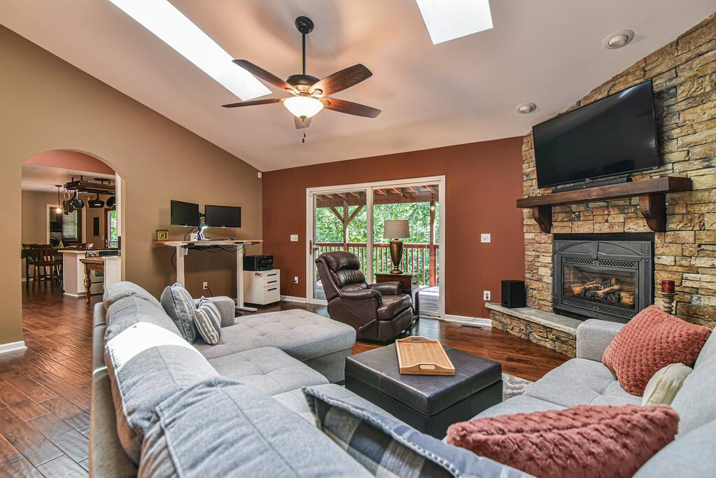 East AVL, 7 miles to Downtown, Game Room, Hot Tub