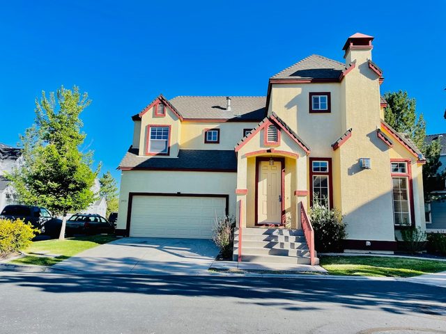Victorian Style Great AC❄️&Location 3TVs Sleeps 9 — Sparks, NV