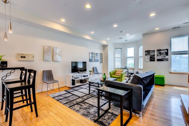 MODERN ☆ Well-Located Shaw Town Home ☆ 2BR Condo