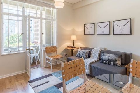 Green Market Square Gem | Aircon | Balcony !