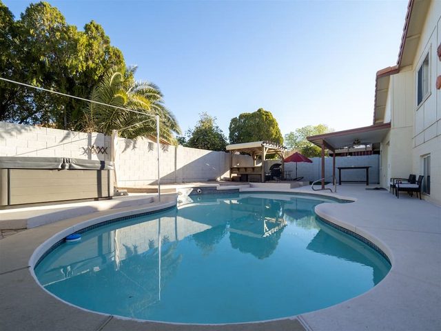 Spacious 4BR Home with Private Pool and Hot Tub — Glendale, AZ