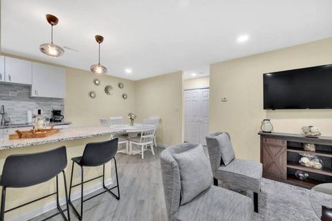 2BR Escape | Hot Tub | Parking 4 Cars | Pineville
