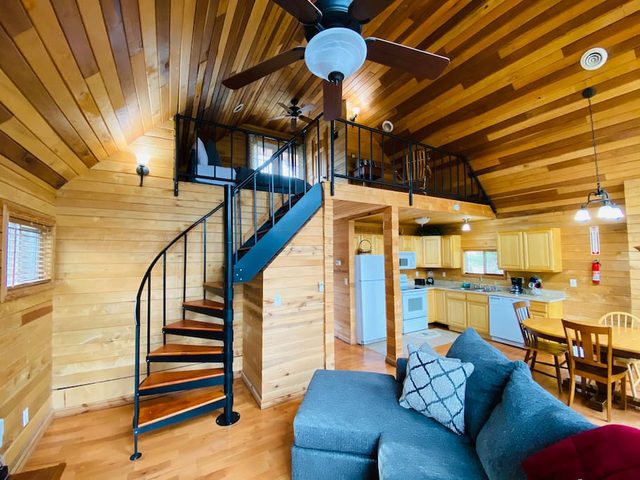 Mountain Chalet - Hot Tub - Centrally Located - RRG