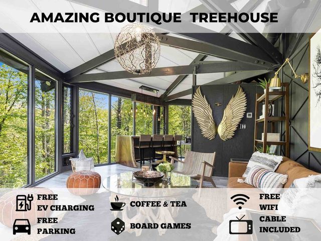 Breathtaking Boutique Treehouse nestled in clouds