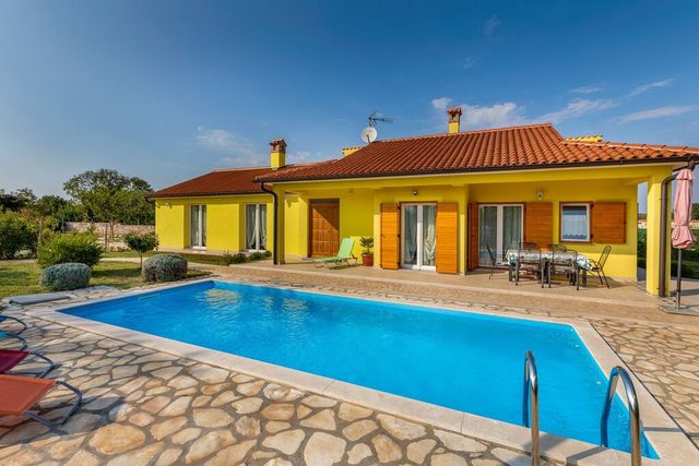 Delightful Villa Angela with pool for 6 guests