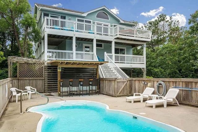 Private Home 5min walk to Beach with Top Deck Spa!