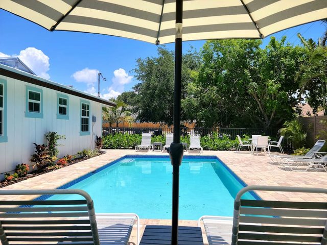 558 Pink Pearl Cottage| New Pool | Mins 2 Beaches
