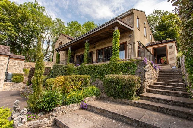 5 car o/s forecourt - detached 4 bedroom - Views!