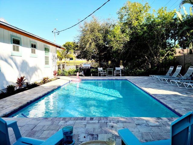 562 Shady Palm Cottage | New Pool | Mins 2 Beaches
