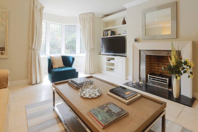 Elegant and contemporary large 3 bedroom home