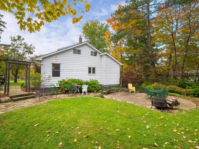 Willow Woods Retreat - Farmhouse - Patio & Nature — Kirtland, OH