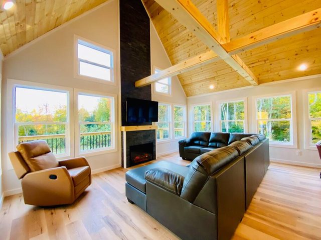 Glencoe - Modern RRG Cabin - Hot Tub - 3 King Beds - Located Just 3 Minutes From the Gorge Underground!