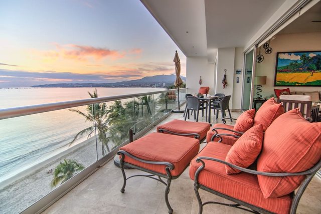 Beachfront 2BR w Office & Panoramic Views: Nova105