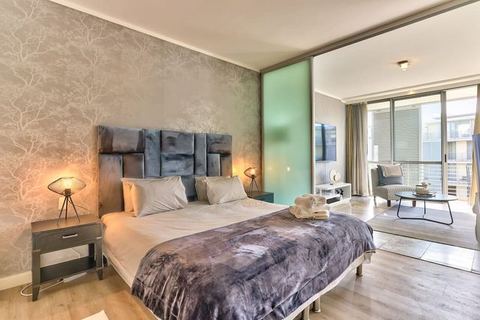 Modern 1 Bedroom apartment in Waterfront Precinct.