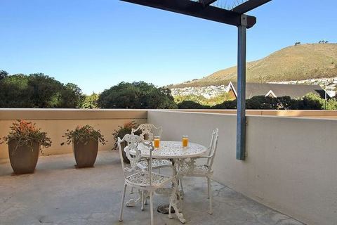 Comfortable 2 bedroom 1 bathroom with patio — Cape Town, Western Cape