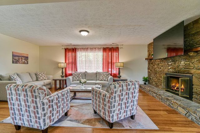 6BR N. Asheville | Hot Tub, Pool Table, Pets OK