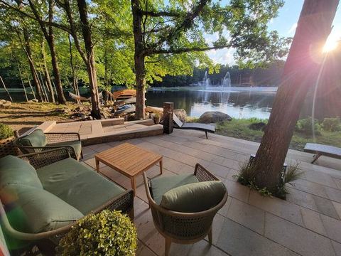 Lady of the Lake-Poconos Premier Lakefront Retreat