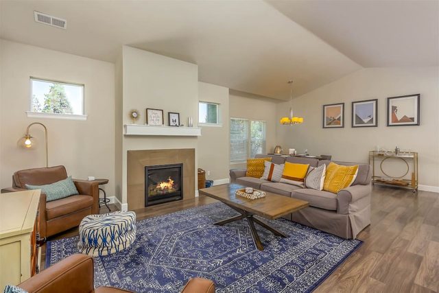 Pet-Friendly Bend Escape with Cozy Fireplace