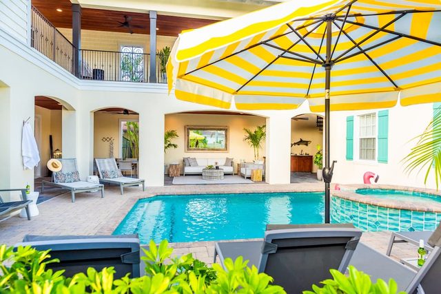 505 Sunset Key Estate | Luxury Courtyard Pool Home
