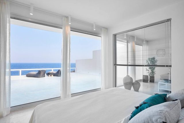 Oceanfront Suite with Terrace & Mini Pool — Oia, South Aegean