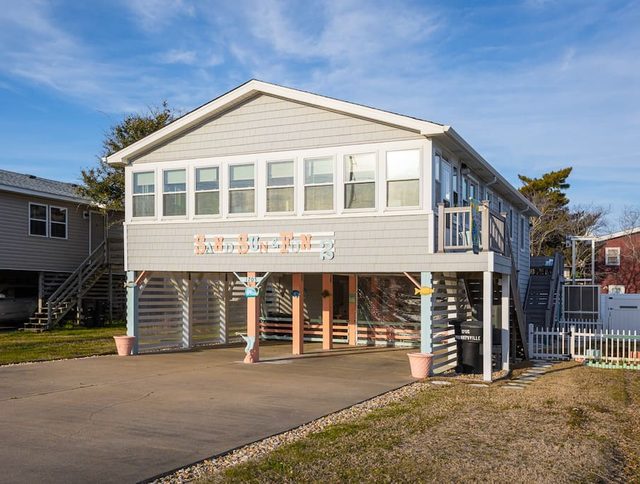 3min Walk to Beach! Hot tub, Yard & Near Shops