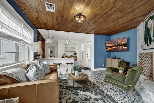 Wine Down House - Hot Tub, Fire Pit & Walk to Main — Fredericksburg, TX