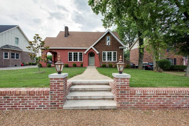 Lux West Nash Tudor, 4mi to DT, Sleeps 9