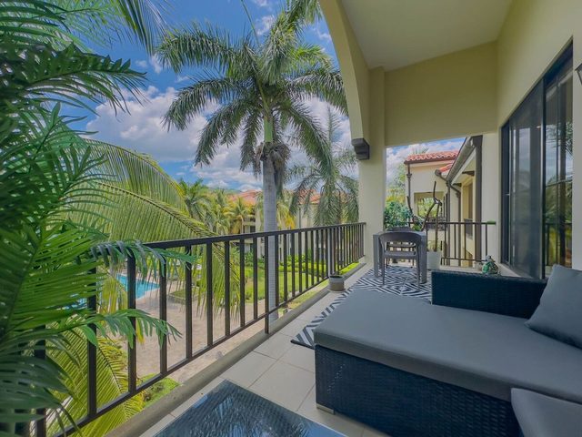Top Floor Sunshine Views - Updated, Modern Design