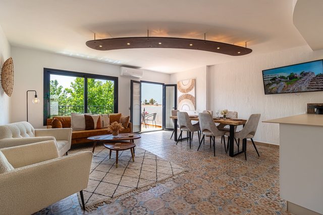 New Renovated Central Apartment with Modern Touch