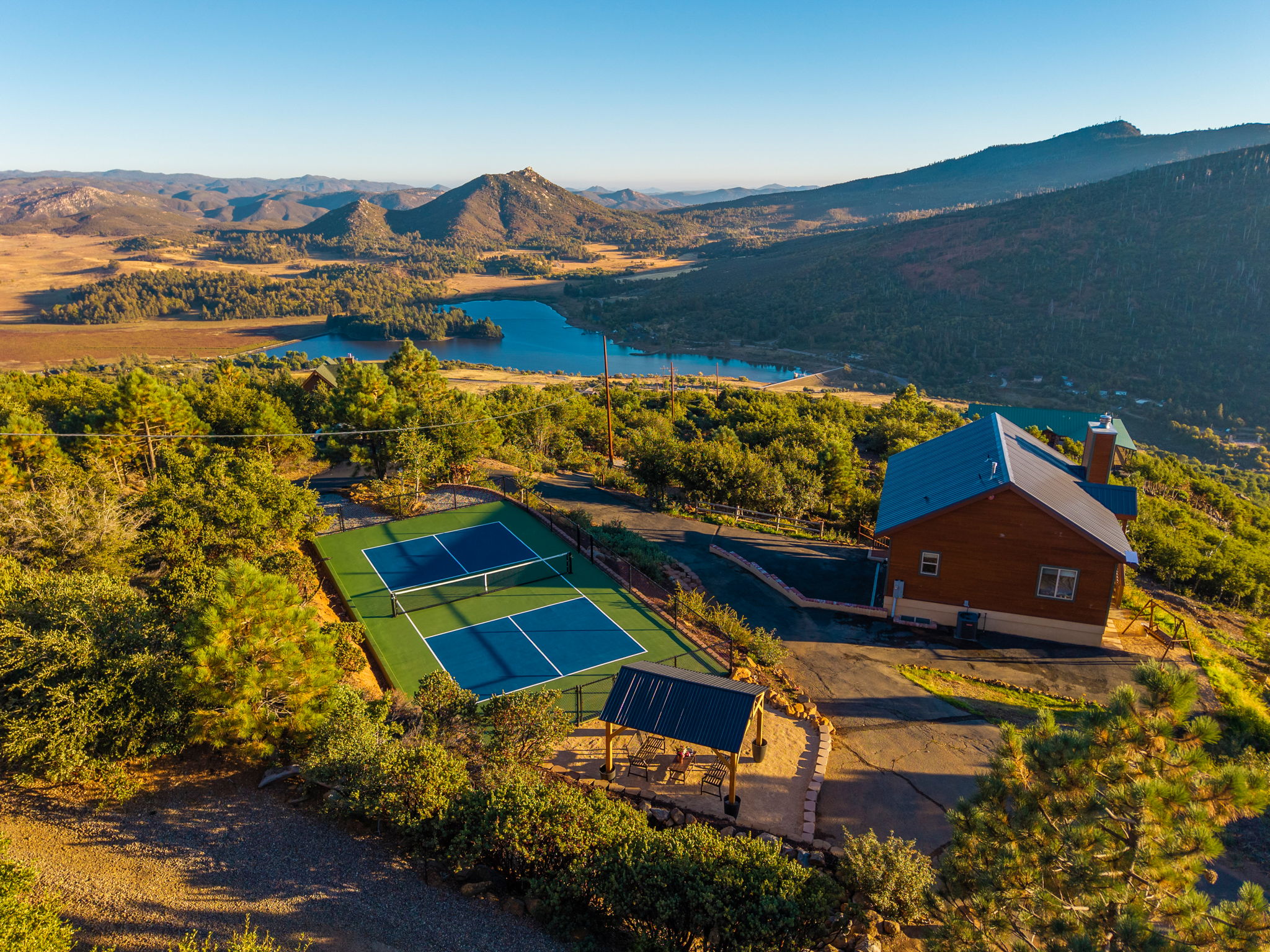 Wild Moon Ranch with Pickleball, Cedar Tub, Views