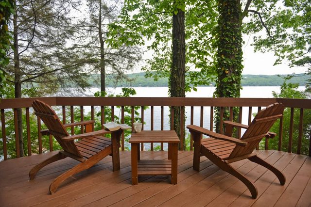 Seneca Lakefront Cabin & Beach Cottage: Hot tub