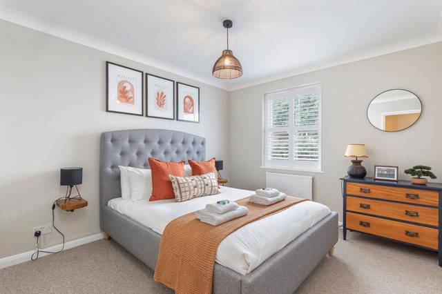 Beautiful 2 Bed property with parking by the sea