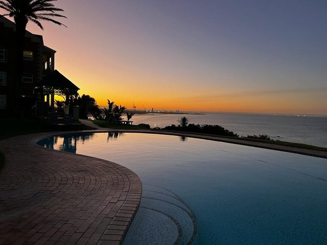 Ocean Daze Brookes Hill Suites - Beachfront Flat 