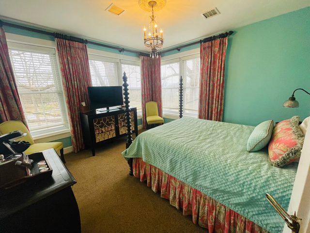Oak Tree Room queen - Non- Smoking- No Pet  