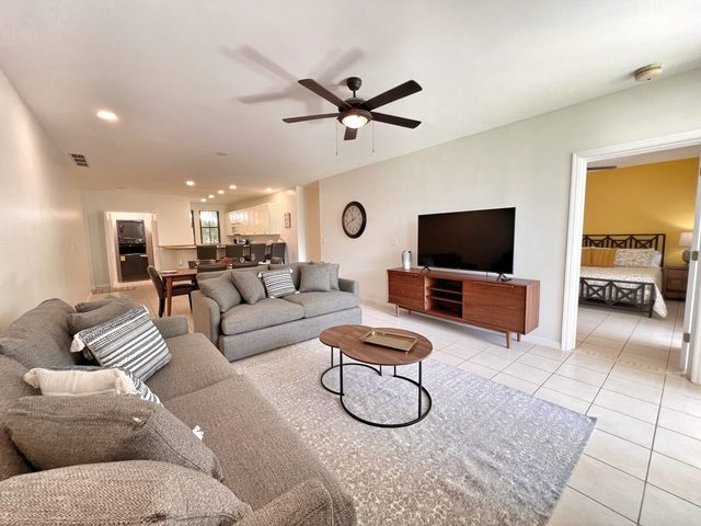 Pacifico L1006 - Corner Condo - Pool & Palm Views