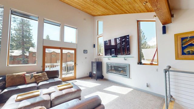 Mammoth Village Main House –Steps from the Gondola