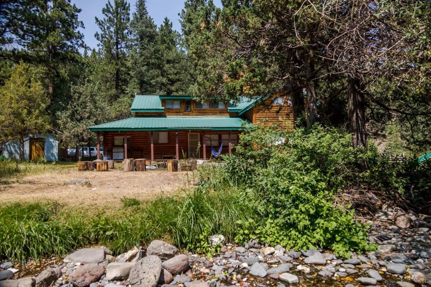 Rustic beautiful cabin surrounded by nature! 