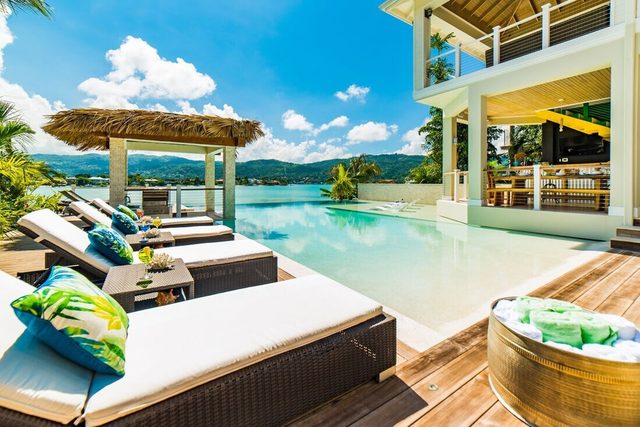 Everything Nice! Beachfront! Butler Service! Modern Luxury! Gated privacy! Infinity Pool 