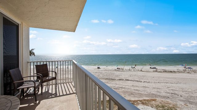 206C Gulf Water Views + 2 bikes + beach gear — Fort Myers Beach, FL