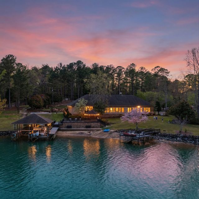 Off the Hook: Luxury Lakefront/6BR/5BA • Sleeps 20