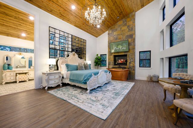 Treehouse: Pool, Pond, Swinging Bed, Copper Tub — Broken Bow, OK
