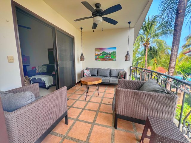 Vaulted Ceilings - Shaded Terrace - Walk to Beach