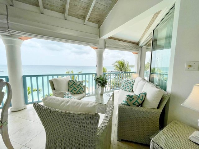 3 Bed Penthouse with Panoramic Sea Views & Staff