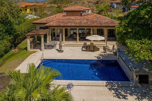 Tuscan-style 3 bed Villa with private pool