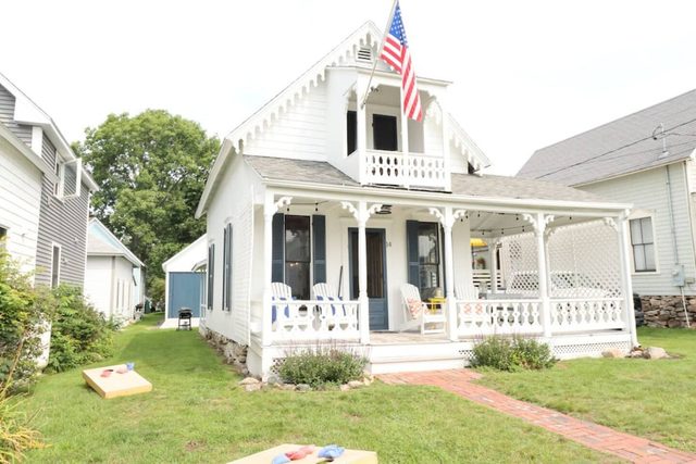 Cheerful 3BD vaca cottage within steps to Beach.