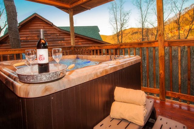 Mountain Getaway| 5 min to Dollywood| hot tub