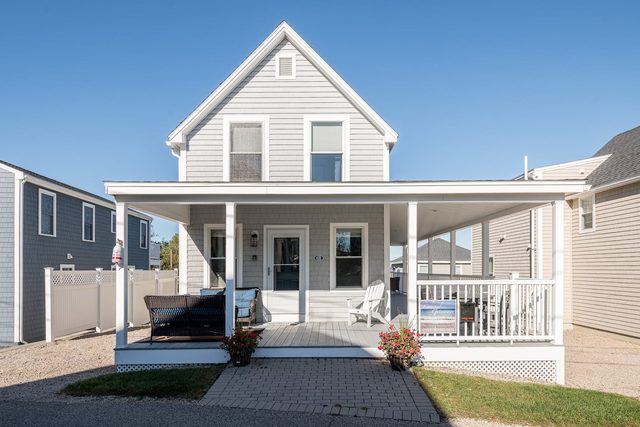 Beautiful Water View cottage on the Nubble Light!