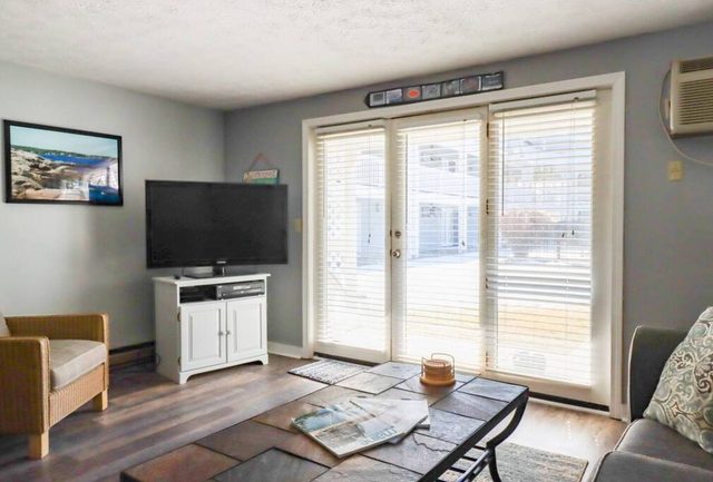 Quaint 1 bedroom pool side condominium in Oqunquit