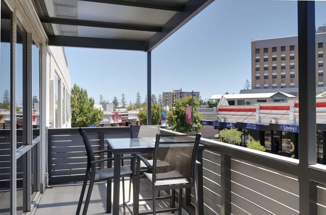 Fiveways : Chefs kitchen with large balcony