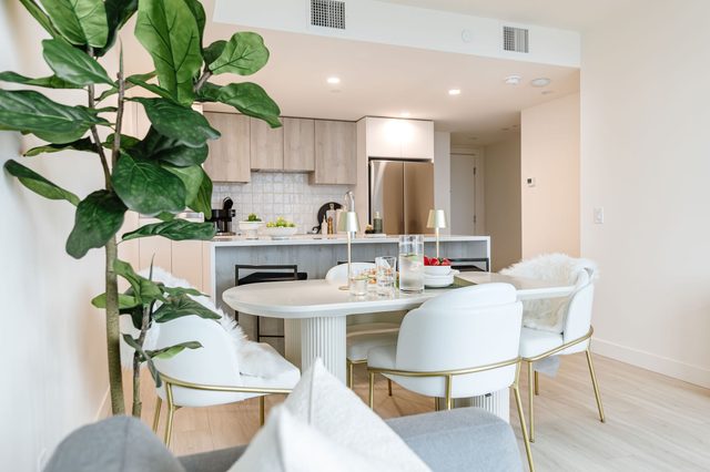 KEL -AQUA Lakefront Condo w/ Pool!